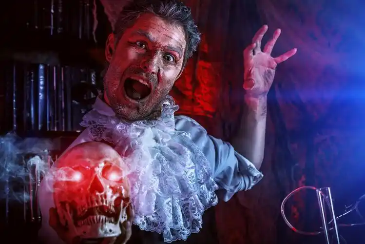 捧着骷髅的男士