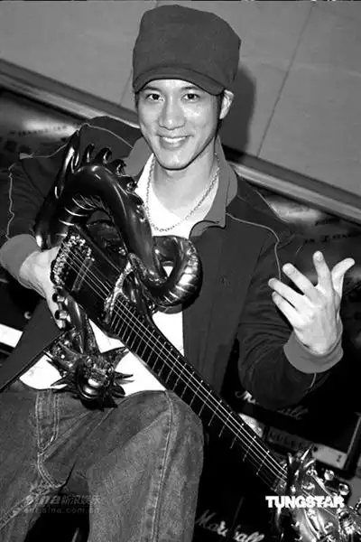 王力宏为世界巡回演唱会特制龙吉他(附图)