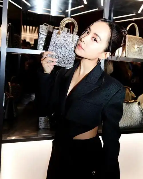 蔡依林米兰时装周看秀,穿"挖腰"西装配阔腿裤,又美又飒气场足