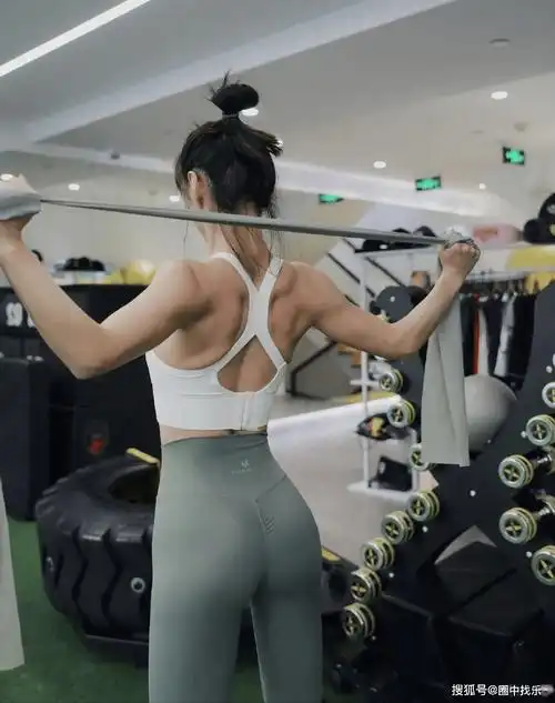 马甲线吸睛满分国产暴走萝莉陈暖央教你练出同款完美身材