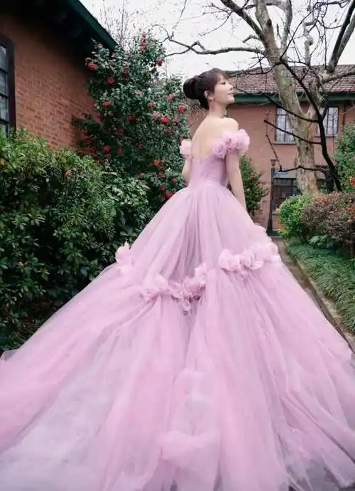 杨紫瘦了,穿粉色拖尾蓬蓬长裙亮相微博之夜,直角肩真美_礼服_好身材