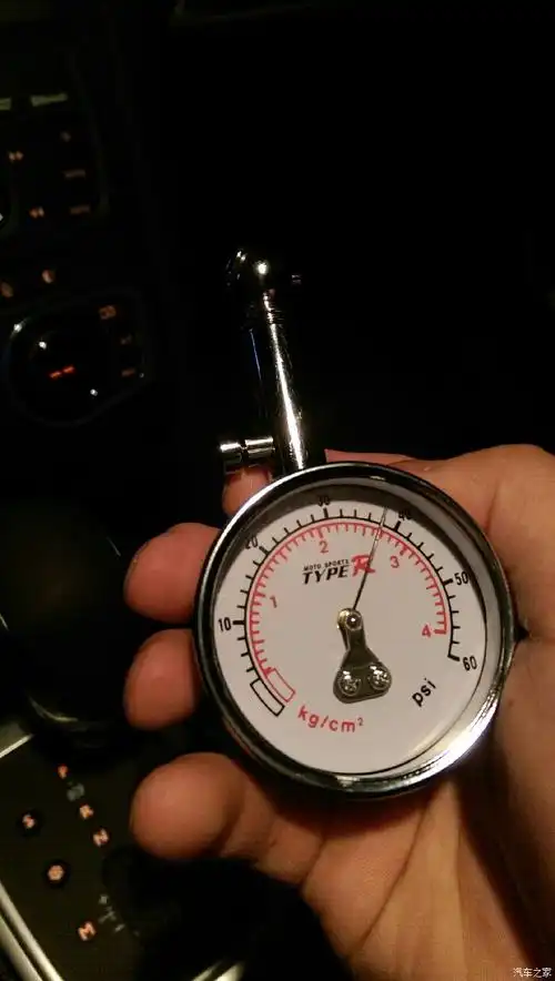 放完气后再测,显示2.6,轮胎店胎压测2.5有定误差哦