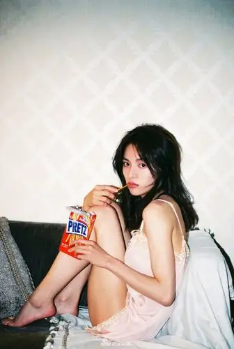 组图:钟楚曦吊带裙秀曼妙身材性感撩人 风情万种演绎怀旧文艺风