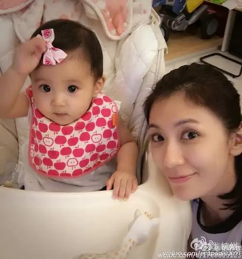 贾静雯女儿睁大眼睛吃叶子 全身肉嘟嘟可爱到爆