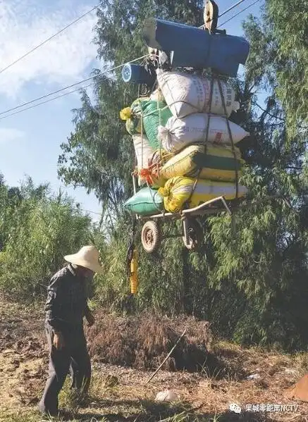 南充农民自建索道运送物资上下山 守望家山