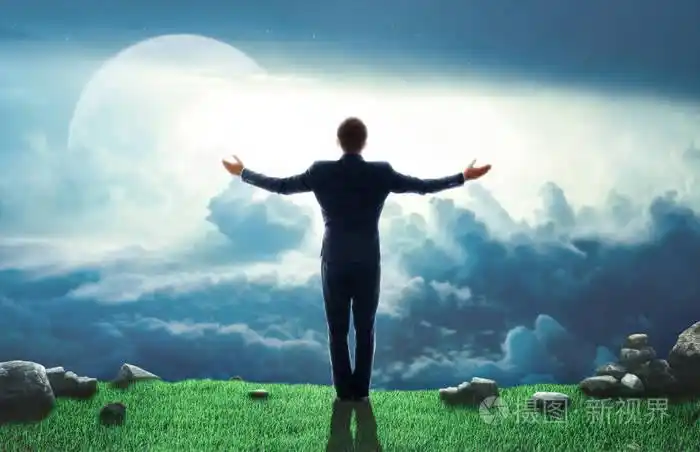 站在举起双手的男人