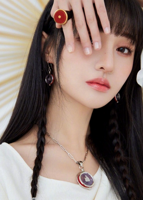 郑爽真是"甜美"小仙女,锁骨发搭配白色连衣裙清爽时髦,美腻了