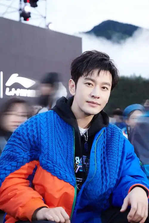 1/82021年9月25日,李宁2021悟行主题大秀,黄晓明亮相.