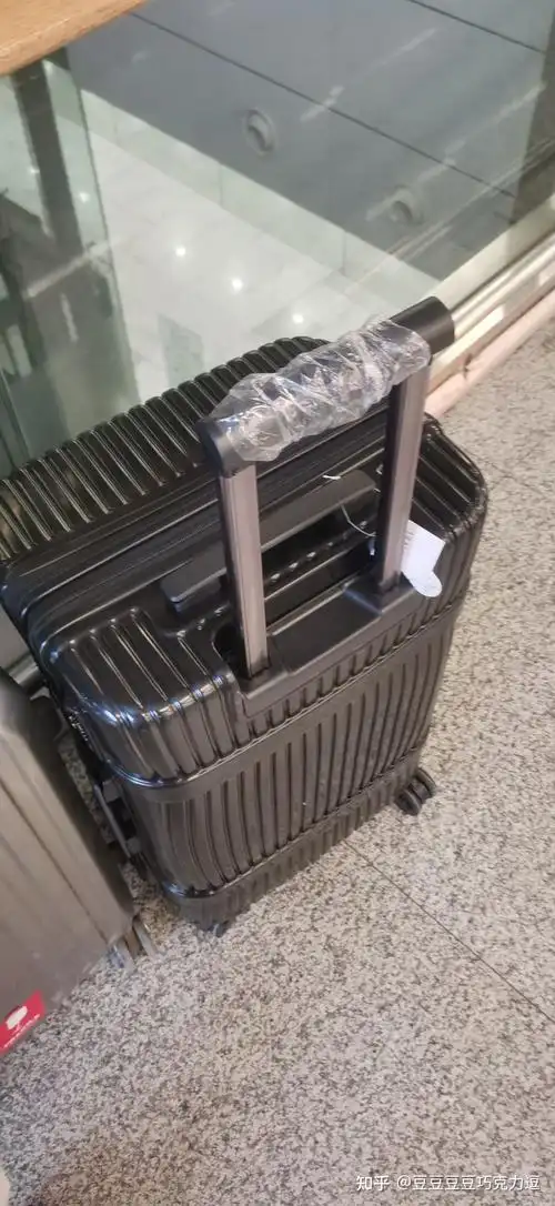 机场如果行李箱被自己弄坏了该打电话找托运还是询问工作人员解决