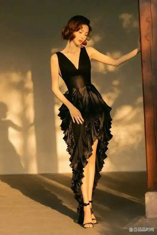 金晨的高跟鞋穿搭,秒变时尚达人,太美了!