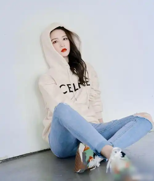 31岁小花李沁穿牛仔短裤配针织素颜状态很低调但气质遮不住