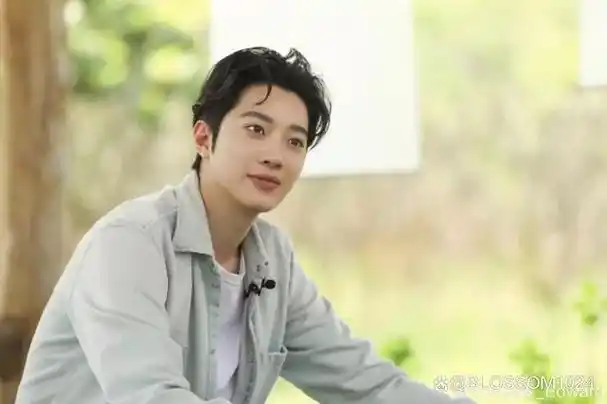 赖冠霖,现年22岁的台湾男艺人,曾作为韩国男团wanna one成员活动.