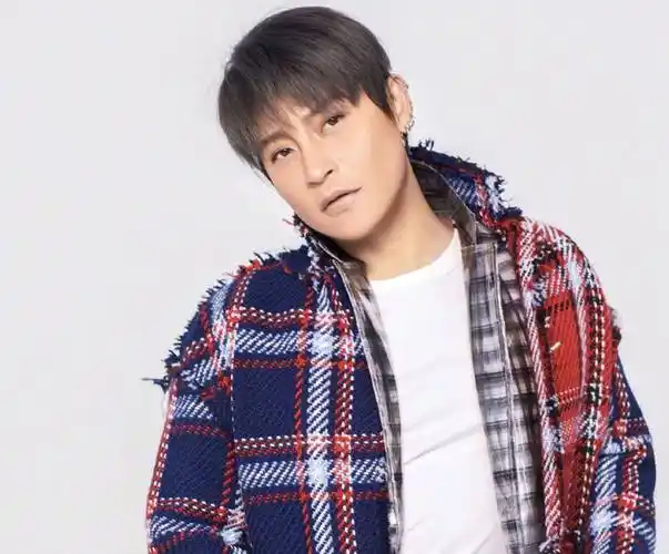 49岁陈志朋现身机场,满钻口罩太浮夸,身挂国旗被网友大赞_视频_小虎队