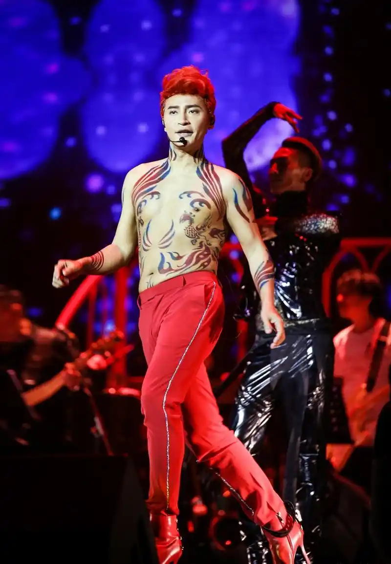 新浪娱乐讯 近日陈志朋的红橙黄绿青蓝紫的发色,肉色上衣,穿雨靴穿貂