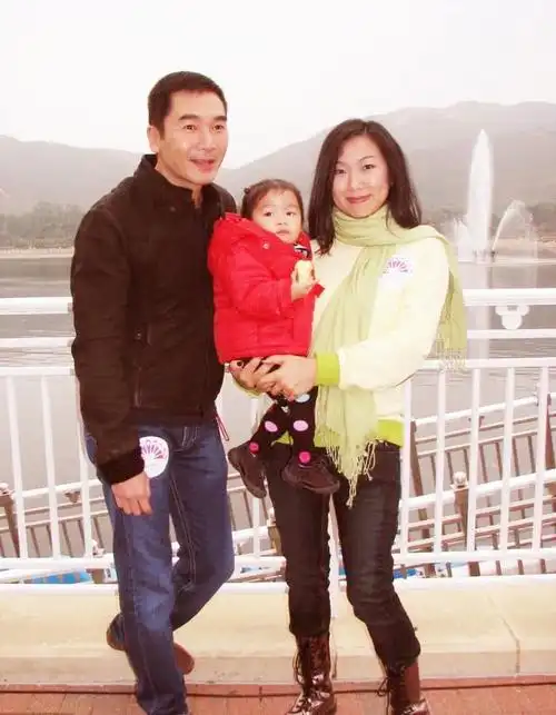 著名演员方中信港姐女友意外怀孕他被迫结婚后来怎样了