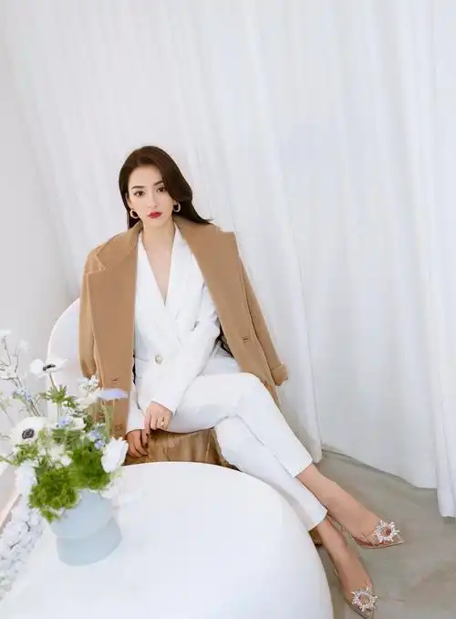 原创郭富城网红妻子方媛晒照日常休闲装穿卫衣配牛仔裤学生味真浓