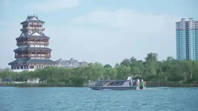 贯通了文亭湖,湖心岛,摩天轮,红旗剧院,郜城水街等成武县标志性风景点