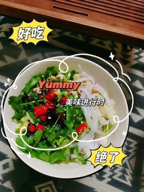 再倒入一碗清水搅匀,加入少许盐,可以使做出的凉粉更加润滑筋道266