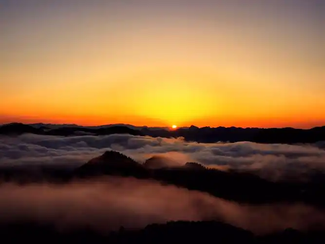 一时间,云海,山峰与光芒四射的太阳齐头并进,构成一幅美妙绝伦的景象