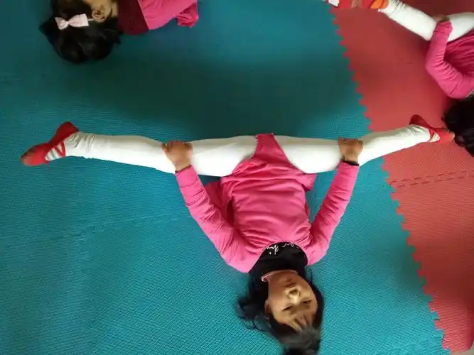 劈叉真是件痛苦的事情,但对于天天练习的我来说只是简单的开始!