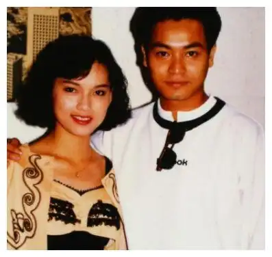 那个唱《初恋情人》的刘小慧,已经49岁了,学生情人形象已不再