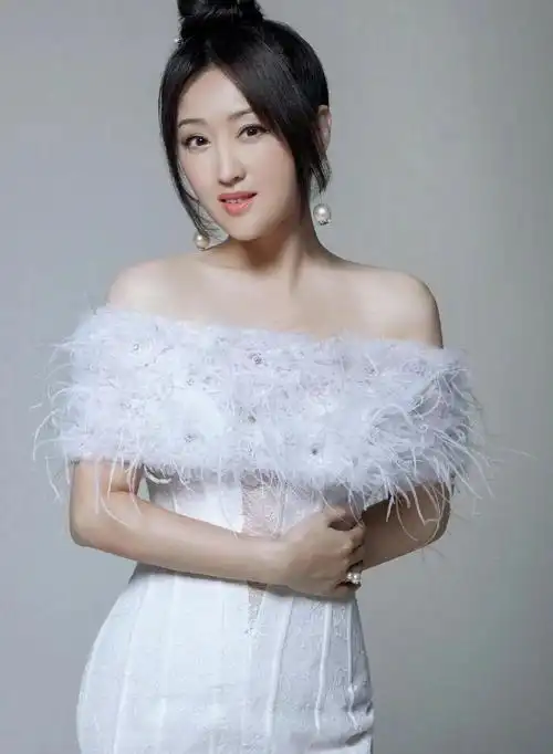 甜歌皇后杨钰莹,优雅迷人,温婉秀丽的写真集!_高清图集_新浪网