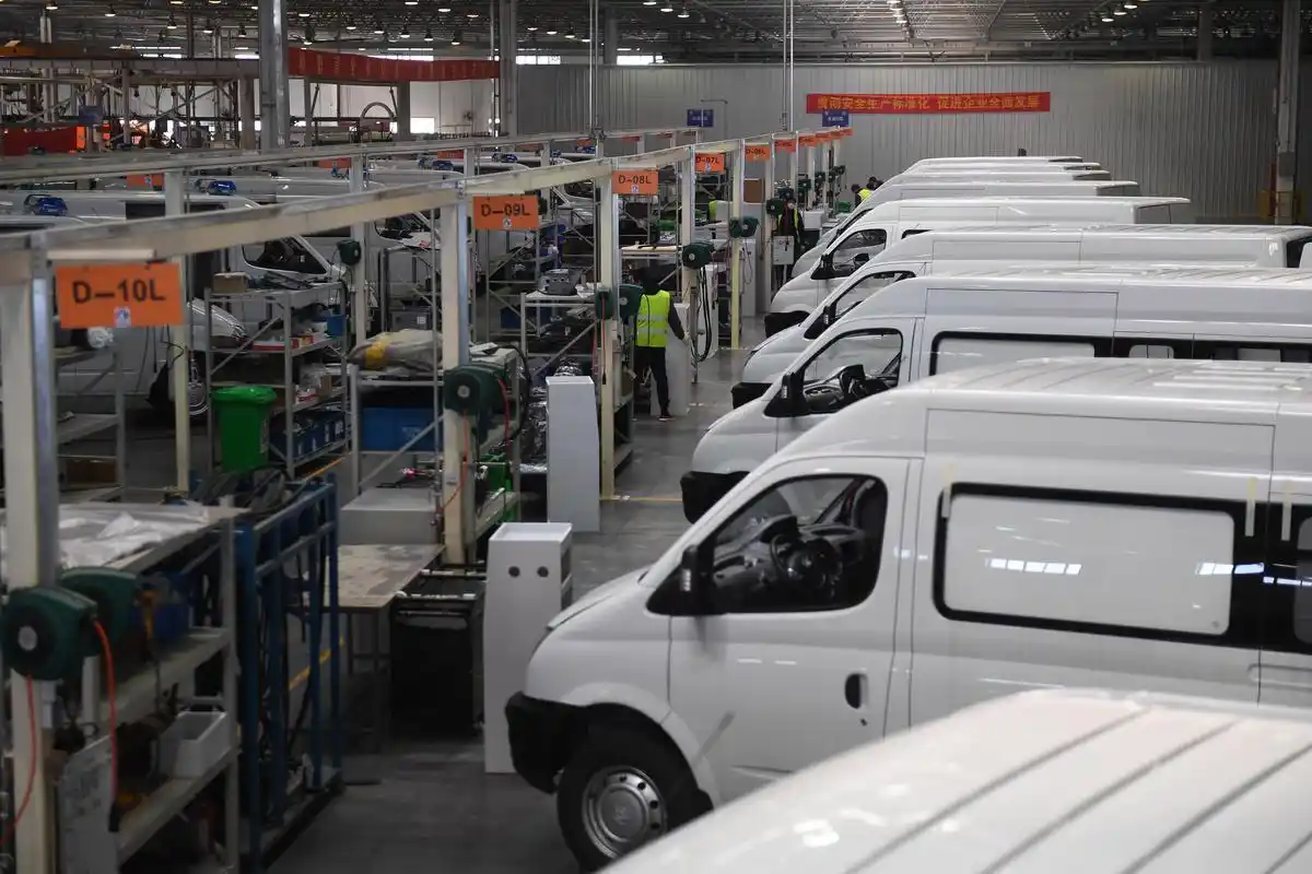 2月16日,上汽大通汽车有限公司无锡分公司改装车间内摆满了正在