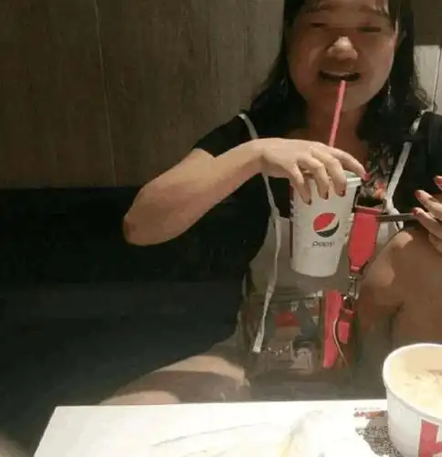 网恋半年的男友却在吃饭时逃跑,网友: 重点在照片上