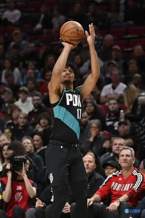 谢顿-夏普半场7中6贡献15分 次节4投全中拿11分