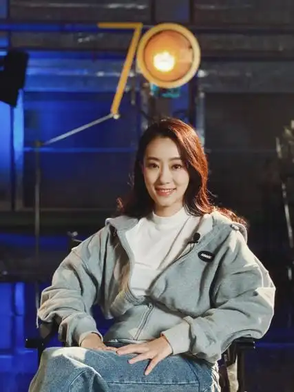 张小斐休闲搭配,满是轻熟魅力,宽松有型,还显身材,优雅又俏皮