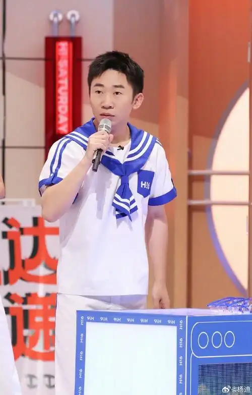 乘务员觉得杨迪比电视上高