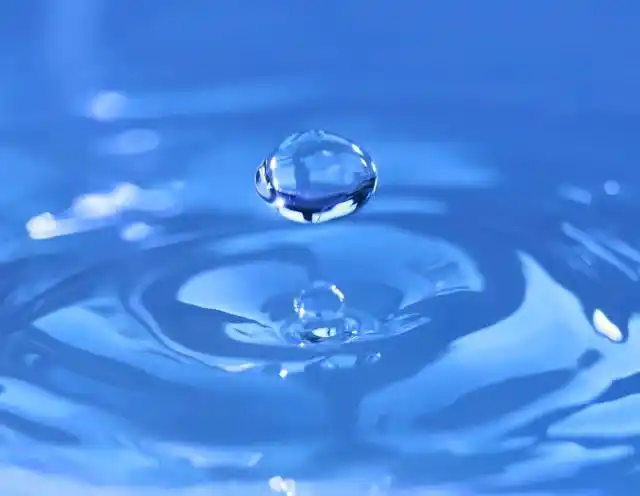 水滴落下溅起皇冠水滴清澈透明