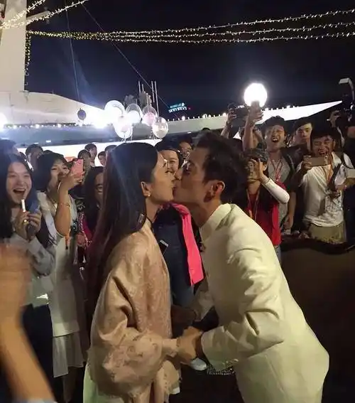 赵丽颖何炅嘴对嘴亲吻照被扒出,场面咋舌,知情人称并非隔着玻璃