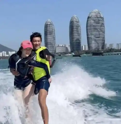 杜江霍思燕冲浪吻登热搜,当嗯哼发妈妈脾气,杜江反应获网激赞