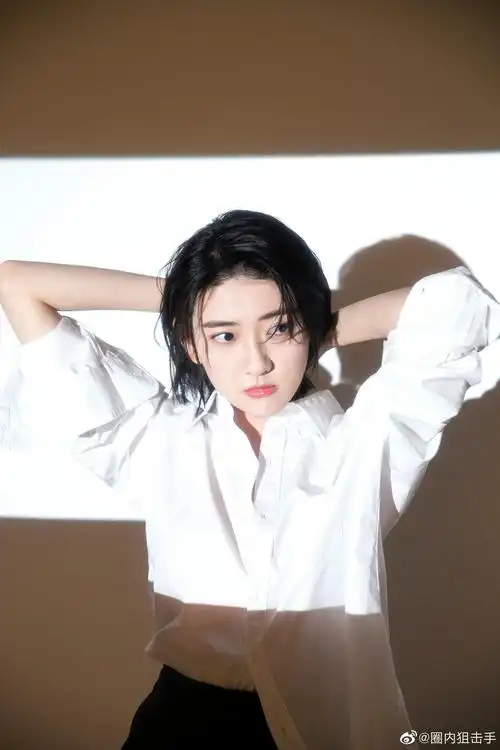 《变成你的那一天》热播,梁洁发布短发写真
