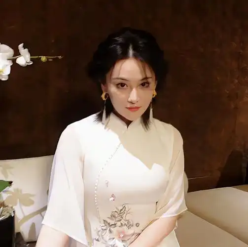 张馨予:力荐家乡特产,深圳时装周身穿苏绣旗袍尽显江南女子韵味