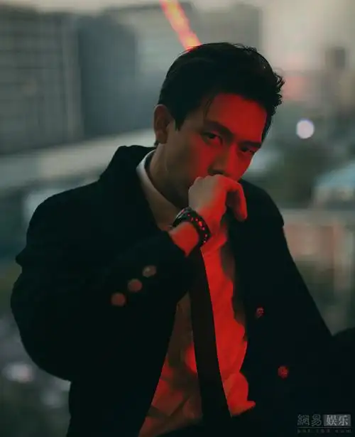 李现穿大衣拍写真眼神杀霸气中又带温柔