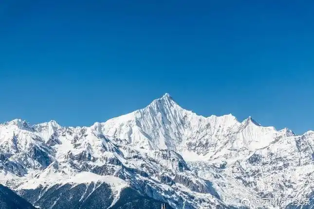 之间,是一座南北走向的庞大的雪山群,是世界公认的最美的雪山之一