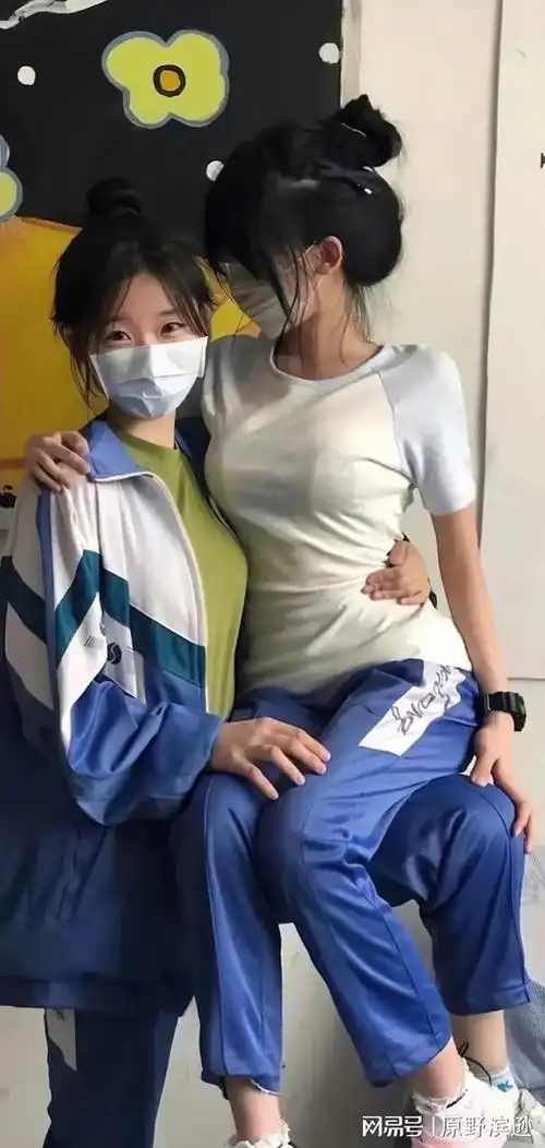 女初中生中学生身材饱满女中学生晒健身效果但是令人担忧的是这些直播