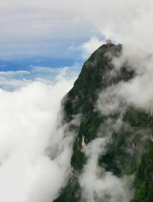 在四川西南部,成都以南,乐山市西部,峨眉山景区在峨眉山东南方向7公里