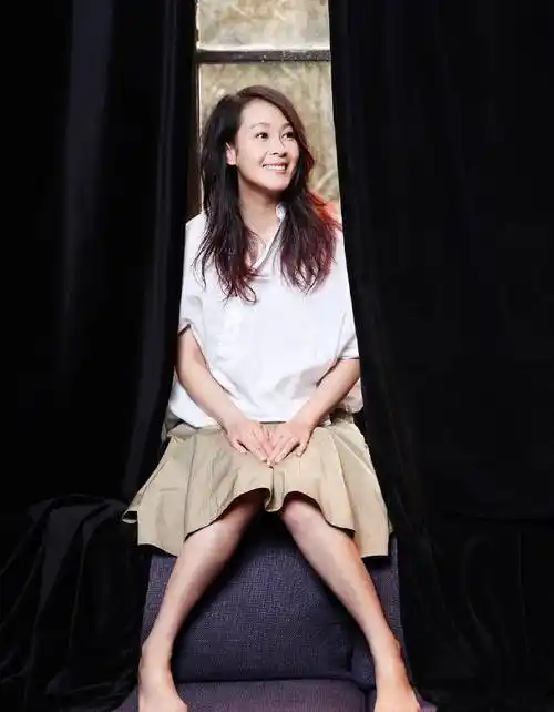 刘若英真是不老女神,穿蓝色上衣搭配牛仔裤减龄时髦,高级又大气_衬衫