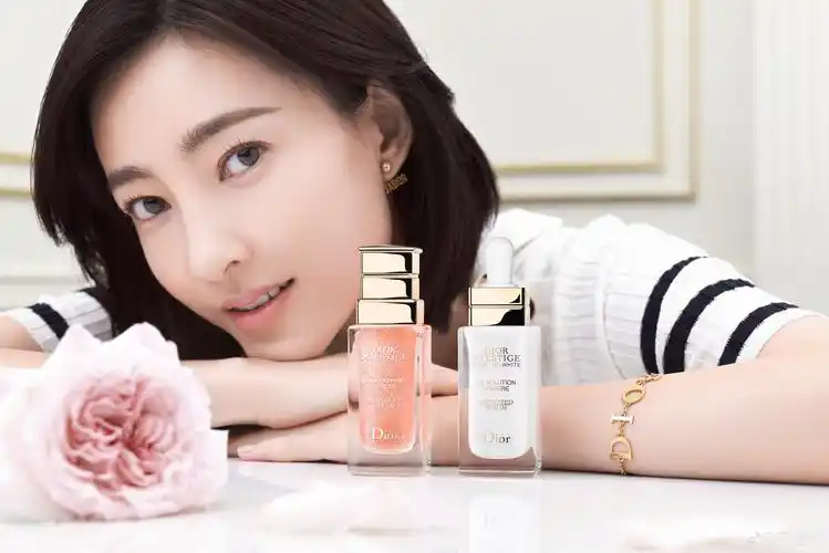 王丽坤写真唯美到爆,一身红配蓝,网友:想拿来做壁纸了!