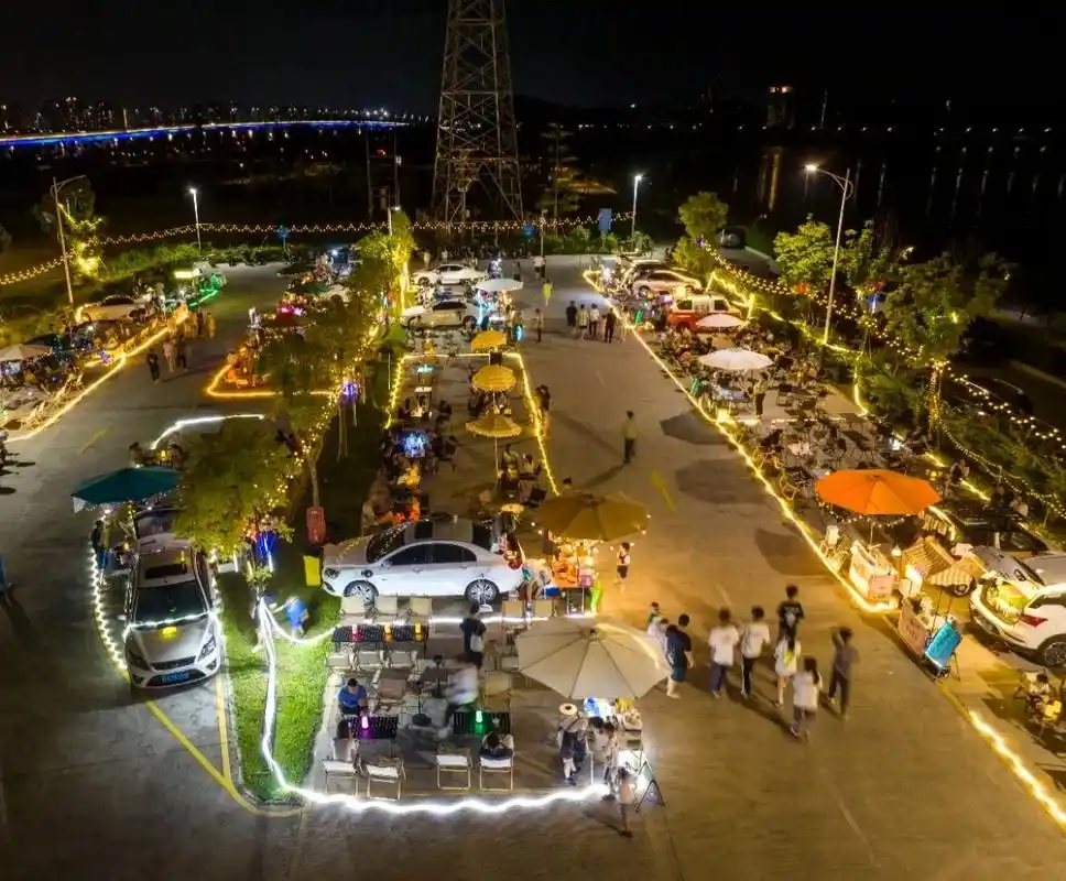 清远南岸公园停车场秒变地摊夜市!"南岸夜摊"自推出备受关注, - 抖音