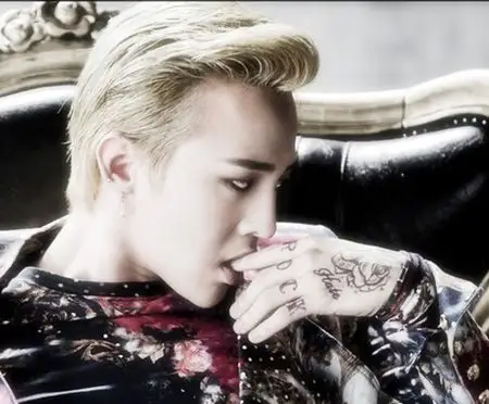 g-dragon 那xx 里面手上和大拇指处的纹身谁能帮我截下图 要高清的哦