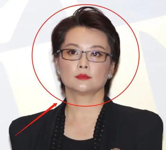 47岁袁立近照曝光身材发福显臃肿脸蛋圆润被指撞脸斯琴高娃