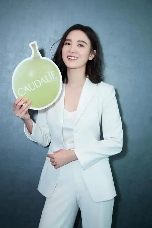 我采访了小宋佳,最会搭女明星居然说自己只是随便穿穿?