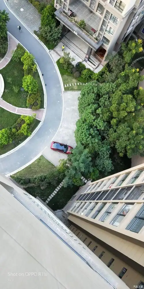 回到家,也累得行,懒得停车库了,直接楼下扔了就走,楼上往下看,写全景