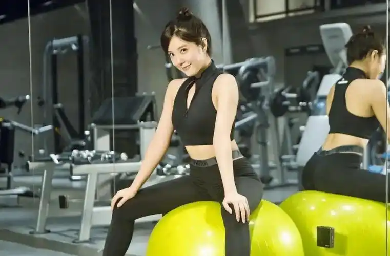 倪妮晒玩滑板背影照!