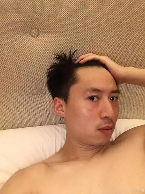 马龙做18个引体向上,自夸完美一分 世界冠军光膀子自拍担忧秃头