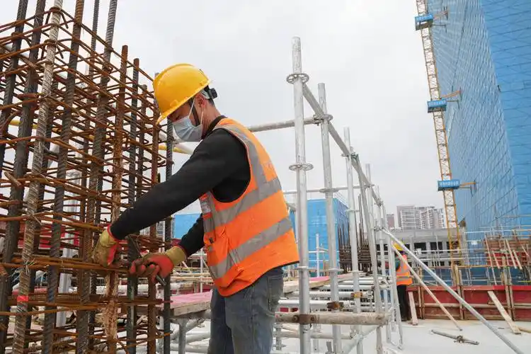 不放松的前提下,安徽省各地企业,重点工程建设工地坚持生产建设不停工